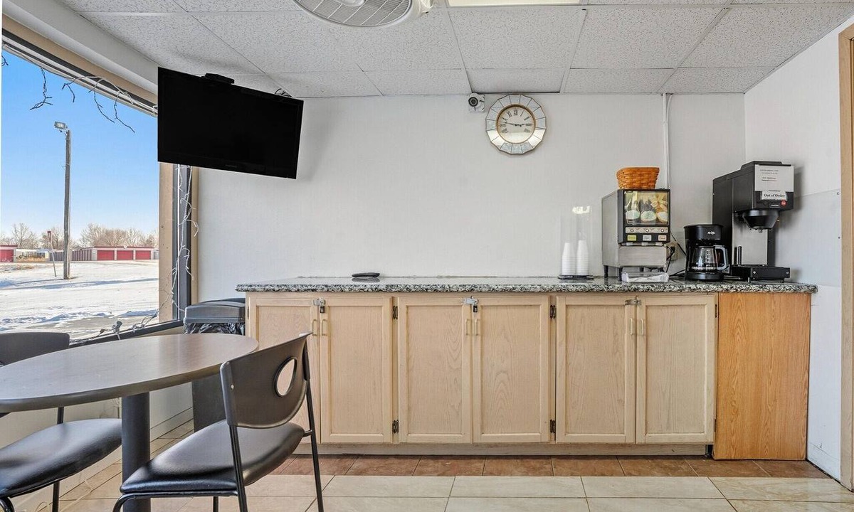 Devils Lake Apartment | King Bed|Non-Smoking