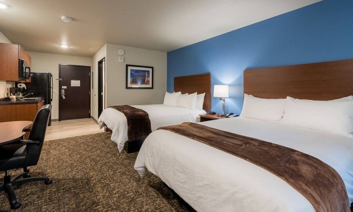 Grant Creek Hotel | Kitchenette-Equipped Room Perfect for Long Visits Near Univ. of Montana