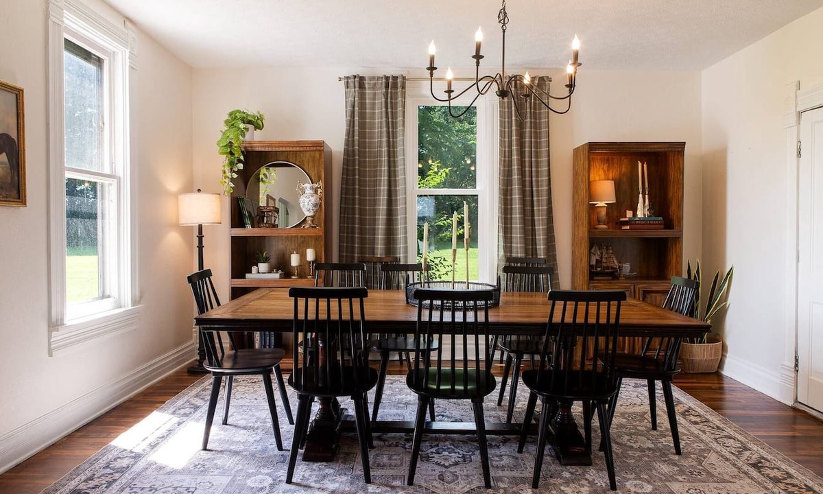 Lancaster House | Labor Day! 4 Bed Historic Farmhouse in Lancaster Min to Hocking hills! 8 acres