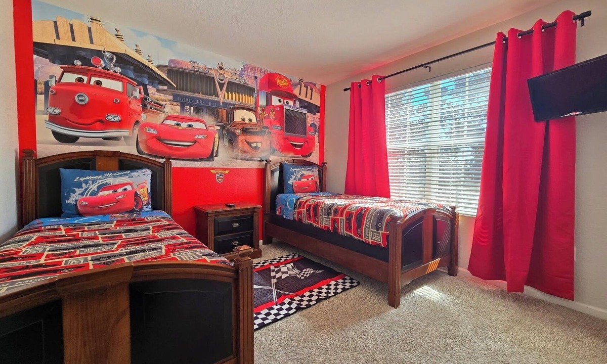 Windsor Hills House | large 6/4 home, free pool heat, 3 miles to Disney