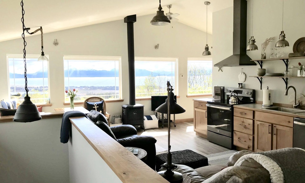 Homer Apartment | Loft on the Hill - In-town, Luxury, BIG VIEW!