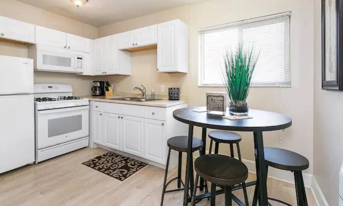 Sugar House Apartment | Lovely top floor corner apt in trendy SugarHouse