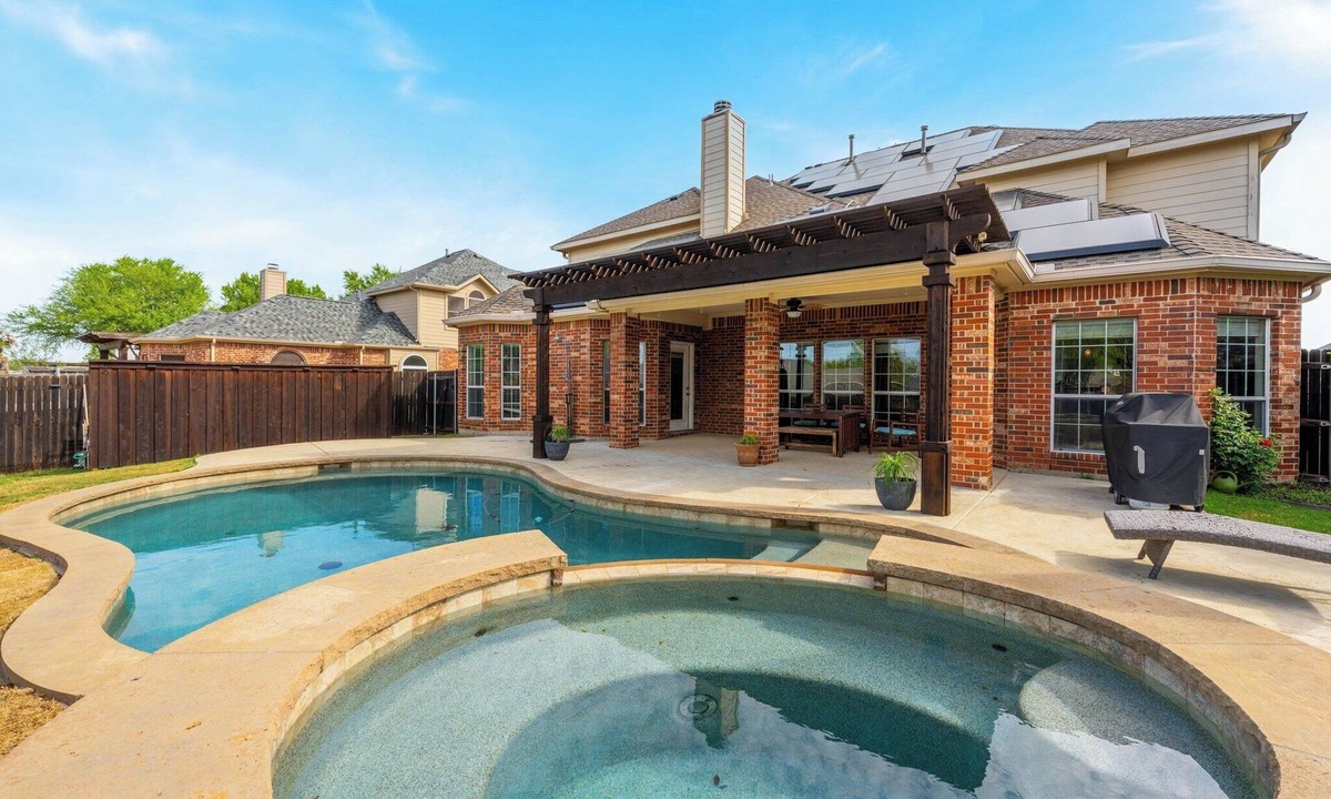 Mansfield House | Mansfield Mansion with pool and hottub - newly renovated home away from home