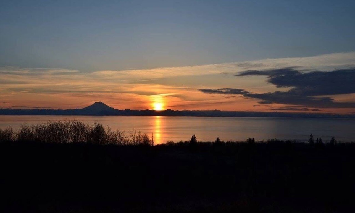 Ninilchik Cabin | Midnight Sun Cabin on the Cook Inlet. Basecamp for all your Alaskan Adventures!