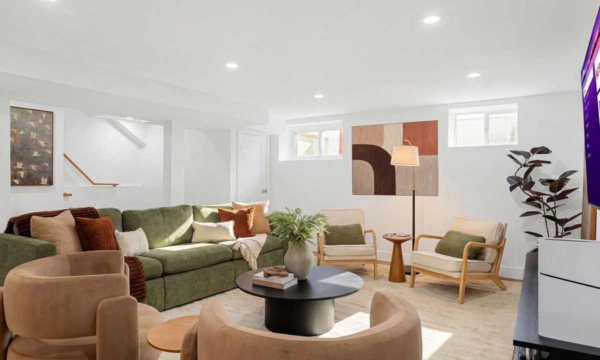 Jeffries Point Apartment | Modern 3BR Near Downtown Boston Walk to T Minutes to Logan Free Parking