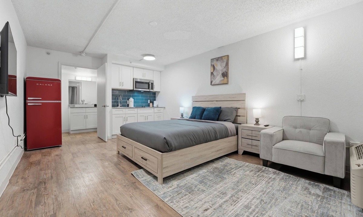 St. Johns Apartment | Modern Centro studio with cozy finishes