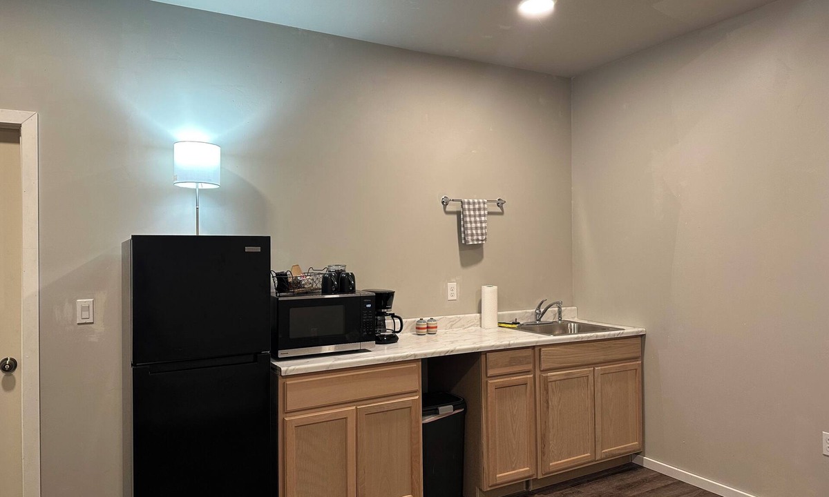 Knik-Fairview Apartment | 'Mother-In-Law' apartment in rural neighborhood.King bed, Kitchenette, fullbath.