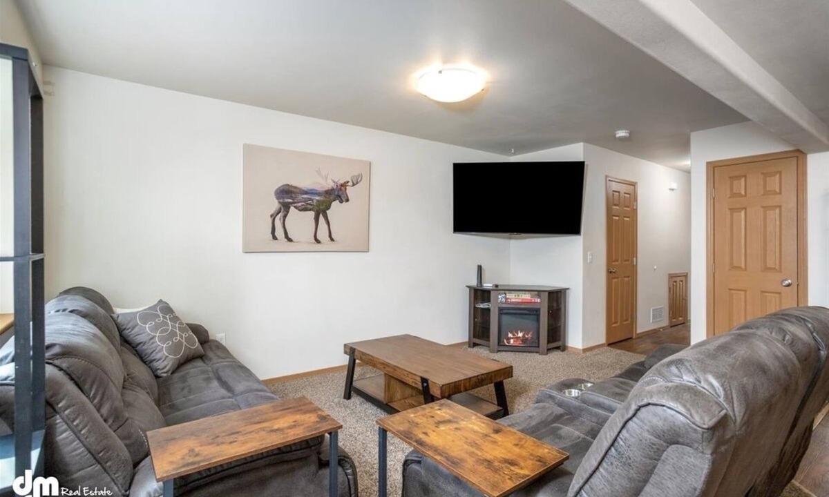 Knik-Fairview House | Mountain View Haven - Luxe Townhouse with King Suite & Warm Garage