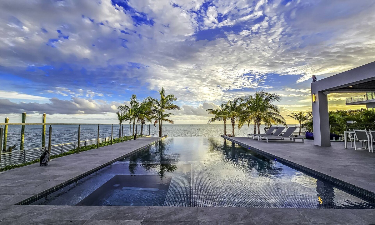 Marathon House | Oceanfront Luxury, Infinity Pool W/Spa, Dock, Kayaks