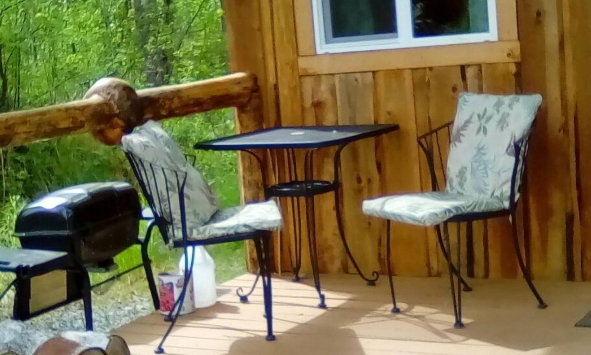 Talkeetna Cabin | One bedroom cabin with inside toilet and stand up loft. PET FRIENDLY!