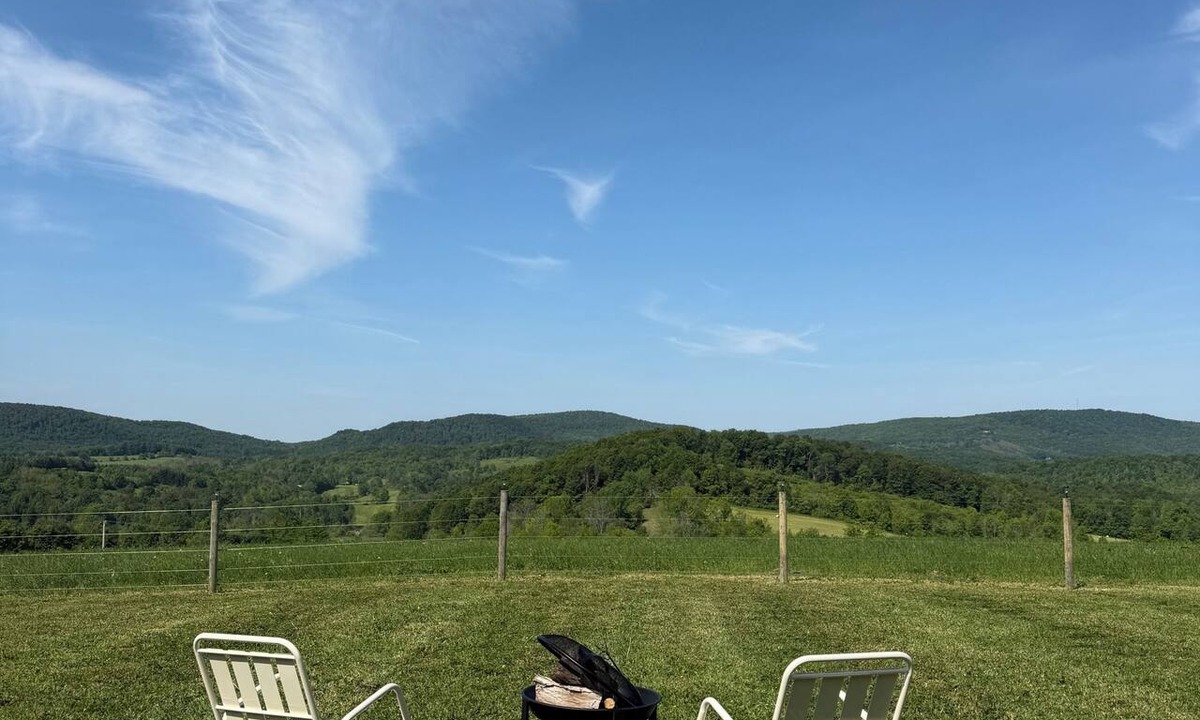 Town of Sharon House | Pasture Perch: Renovated Camper, Farm Setting & Mountain Views Near Dream Park