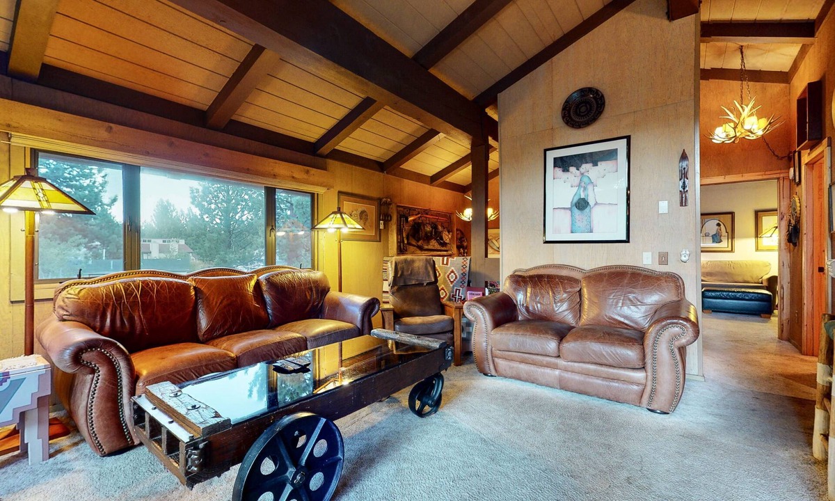 Mammoth Lakes Condo | Pet-Friendly & Rustic, Gas Grill, Quiet Location, Pool/Tennis Courts On-site