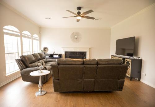 Valley Ranch House | Pet friendly Spacious 4 Bedroom home with large, fenced backyard, located to DFW airport, restaurants and shops