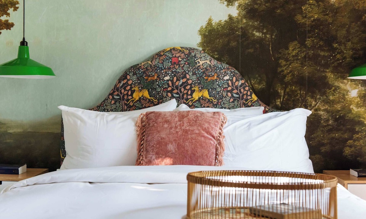Cabbagetown Condo | Piccadilly Circus