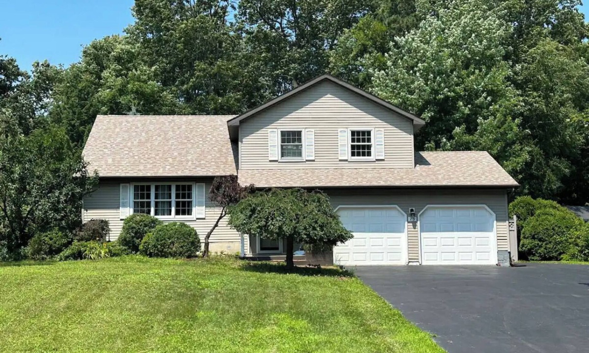 Malta House | Private, spacious 4 bedroom 2 bath 15 mins to Saratoga track w/Pool and hot tub
