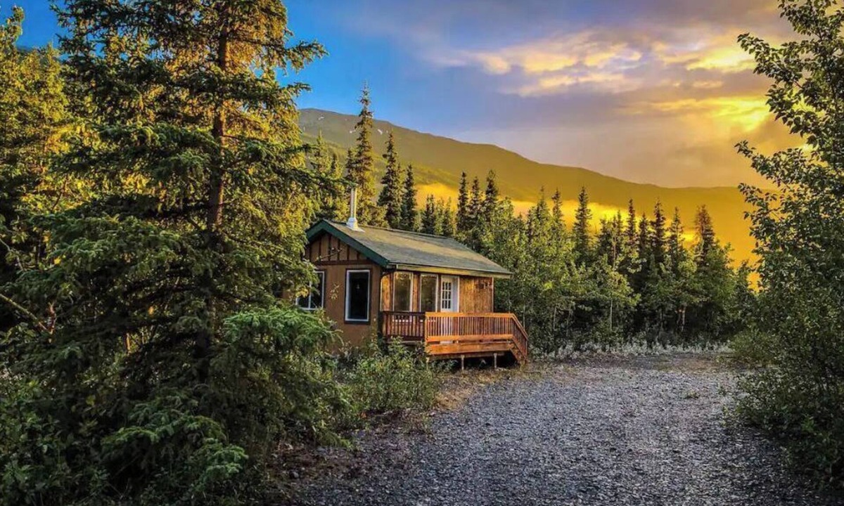 Knik River Cabin | Relax with amazing 360° mountain views in this cozy Alaskan tiny cabin!