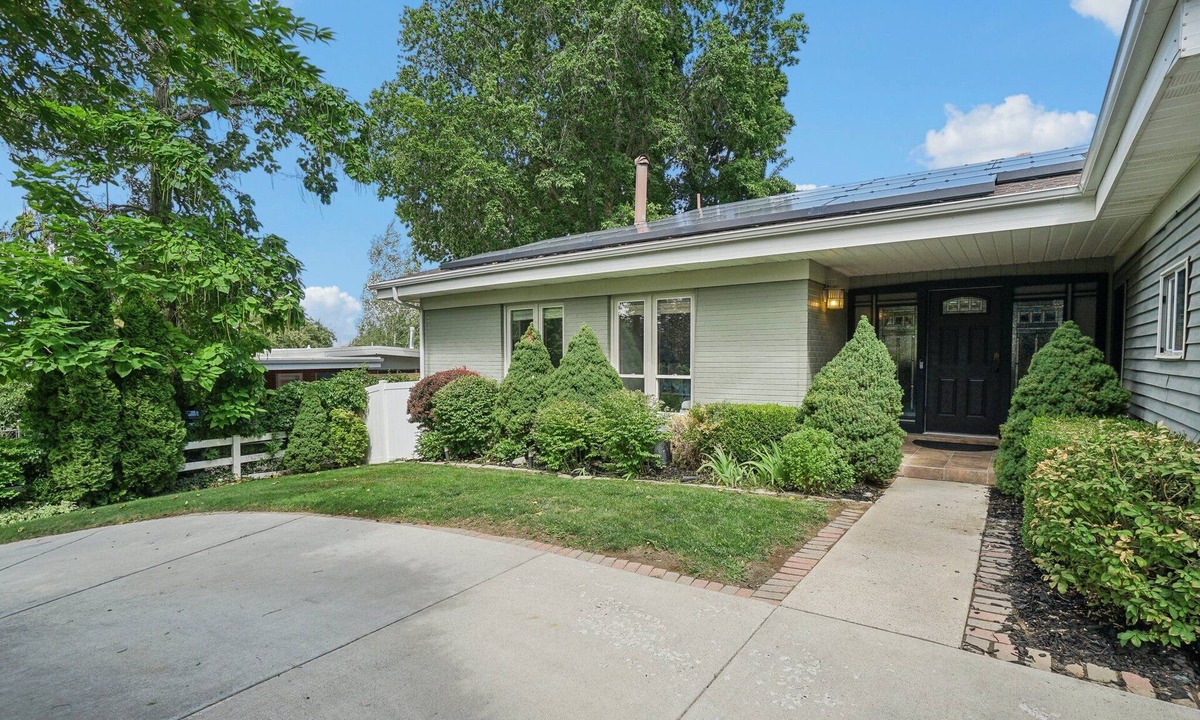 Holladay House | Relaxing Rambler- Large Yard, Hot Tub & More!
