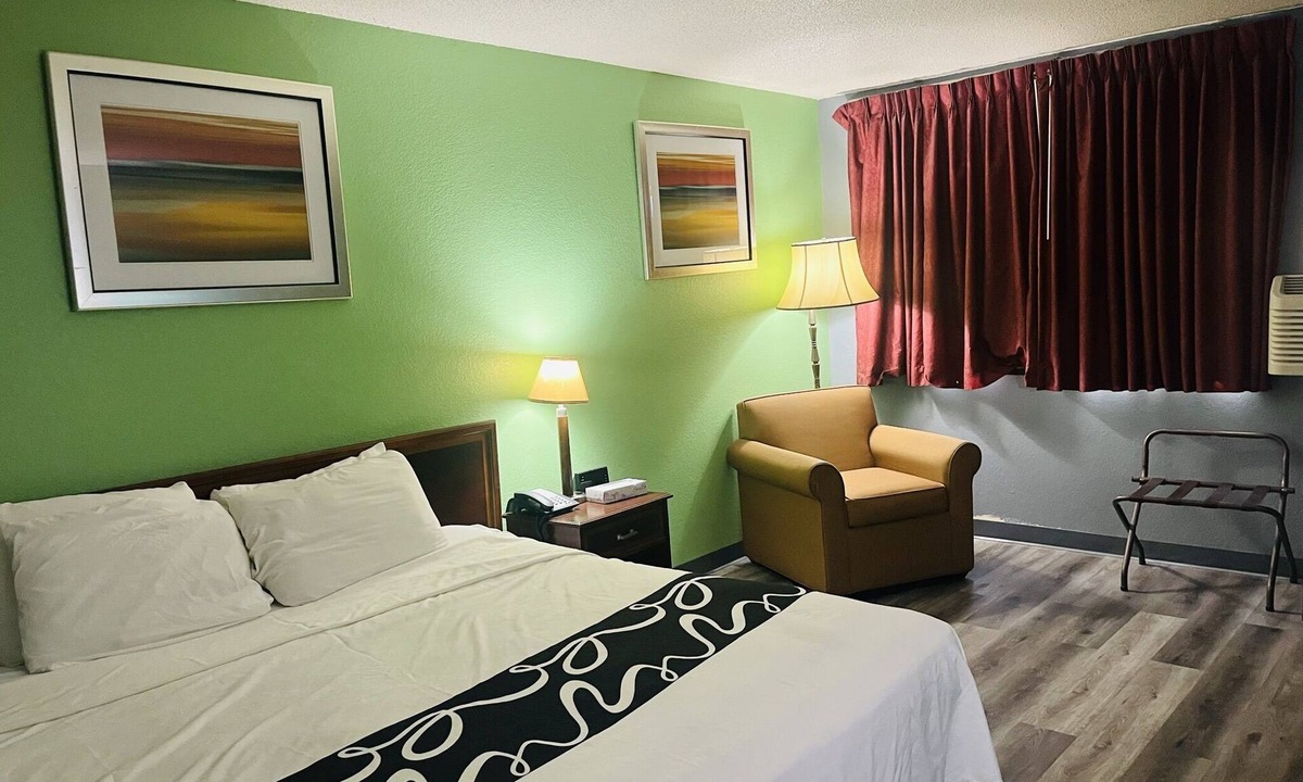 Whitehall Hotel | Rodeway Inn Whitehall