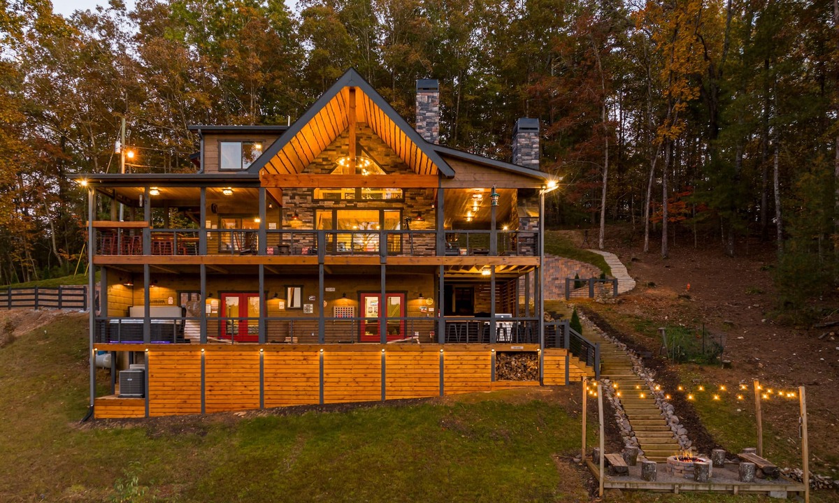 Ellijay Cabin | Rustic Modern Log Cabin with the BEST MOUNTAIN VIEWS & HOTTUB. EV- CHGR NO PETS