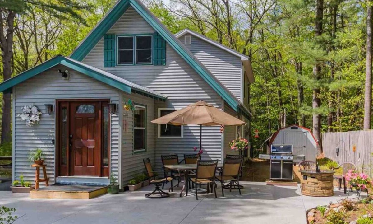 Mayfield House | Sandy Beach! Hot Tub! Luxury Lake House on Great Sacandaga Lake!