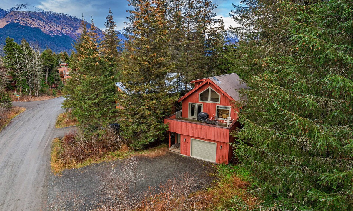 Alyeska House | Serene mountain view retreat with a deck & washer/dryer - close to the lifts