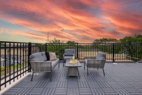 Downtown Nashville House | Skyline Luxury - Rooftop Deck- King Suites-Garage