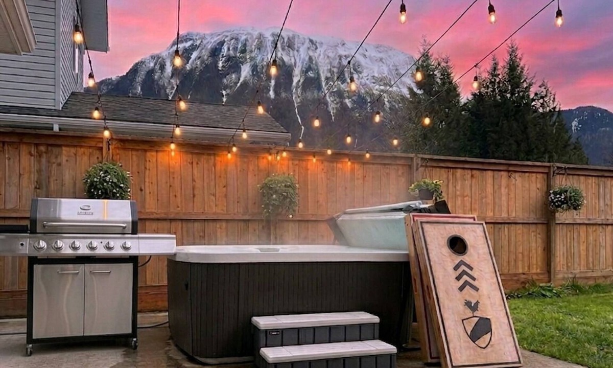 Mendenhaven House | Sleeps 24 Near Glacier-Hot Tub, Game-room, Firepit
