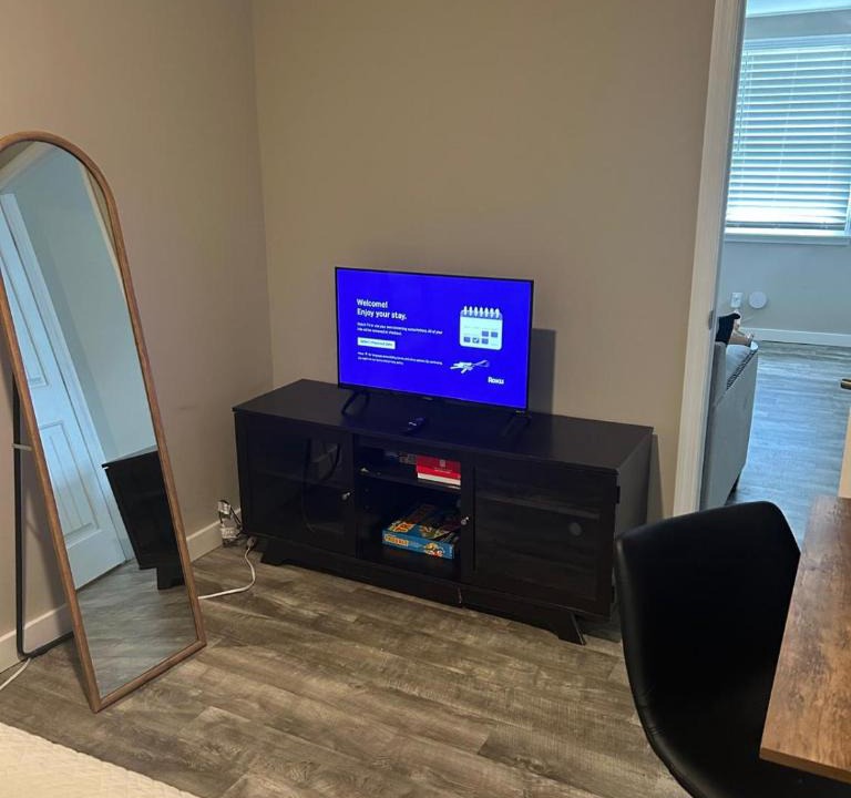 Salemtown Apartment | Sleeps 6-Full Kitchen-4 Beds-Big Couch-OfficeSpace