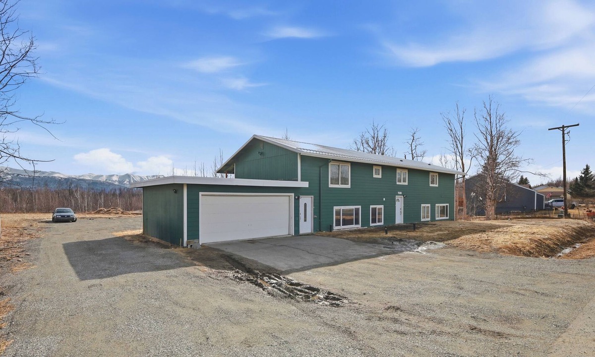 Gateway Apartment | Spacious 3-bd 2 ba in Palmer w/Large garage in Prime Location & Scenic views