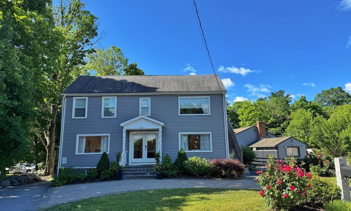 Wakefield House | Spacious 3BR Retreat, Sleeps 8, Free Parking, 20 Min to Boston