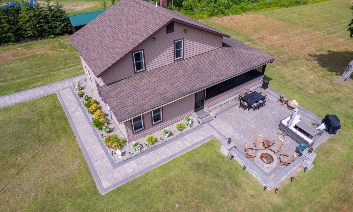 Broadalbin House | Spacious 5-bedroom, 2-bathroom house in charming Broadalbin directly on the lake