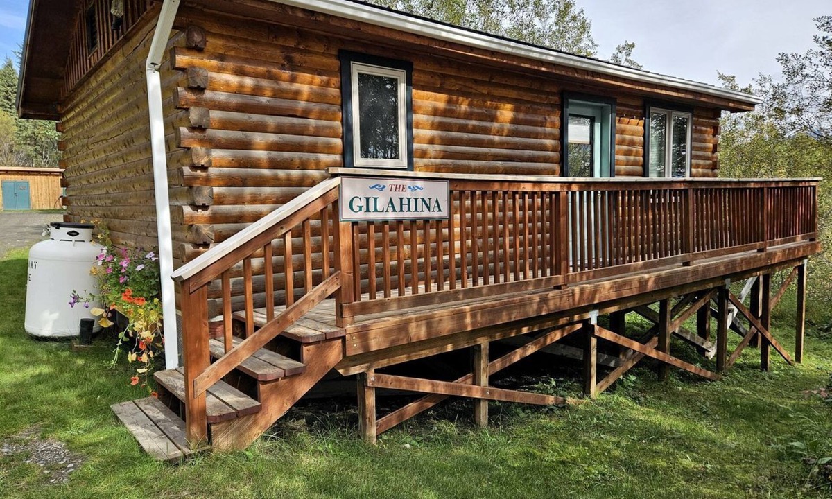 McCarthy House | Spacious Alaskan-Style Log Cabin, the Perfect Base for Outdoor Adventures in McCarthy, Alaska