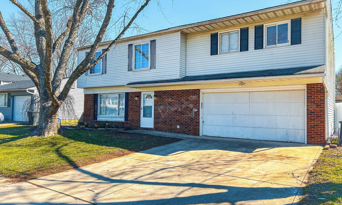Galloway House | Spacious Family Home - 20 Min To Downtown Columbus. 2 Car Garage & Yard!
