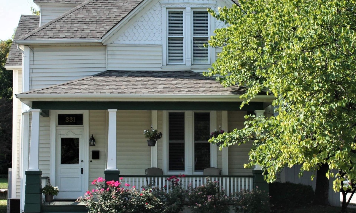 St. Charles Historic District House | Spacious home in Historic St. Charles, Near Main Street + self-serve breakfast