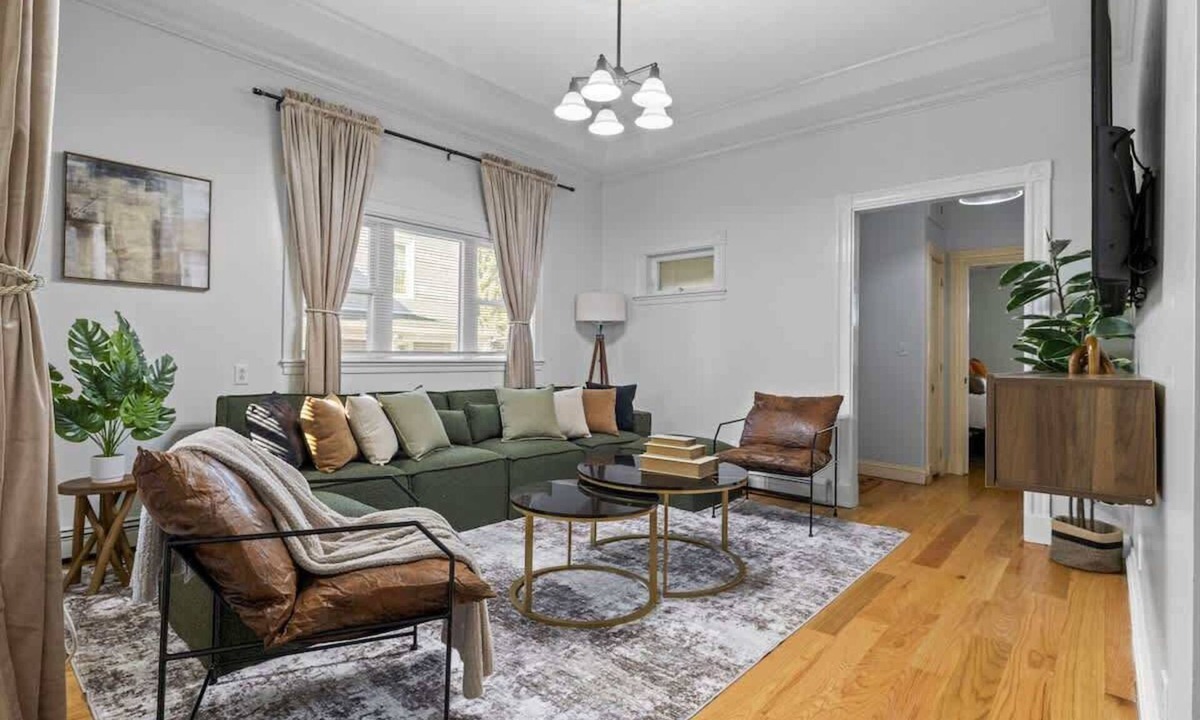 East Somerville House | Spacious House for Group Trip w FREE 4 parking