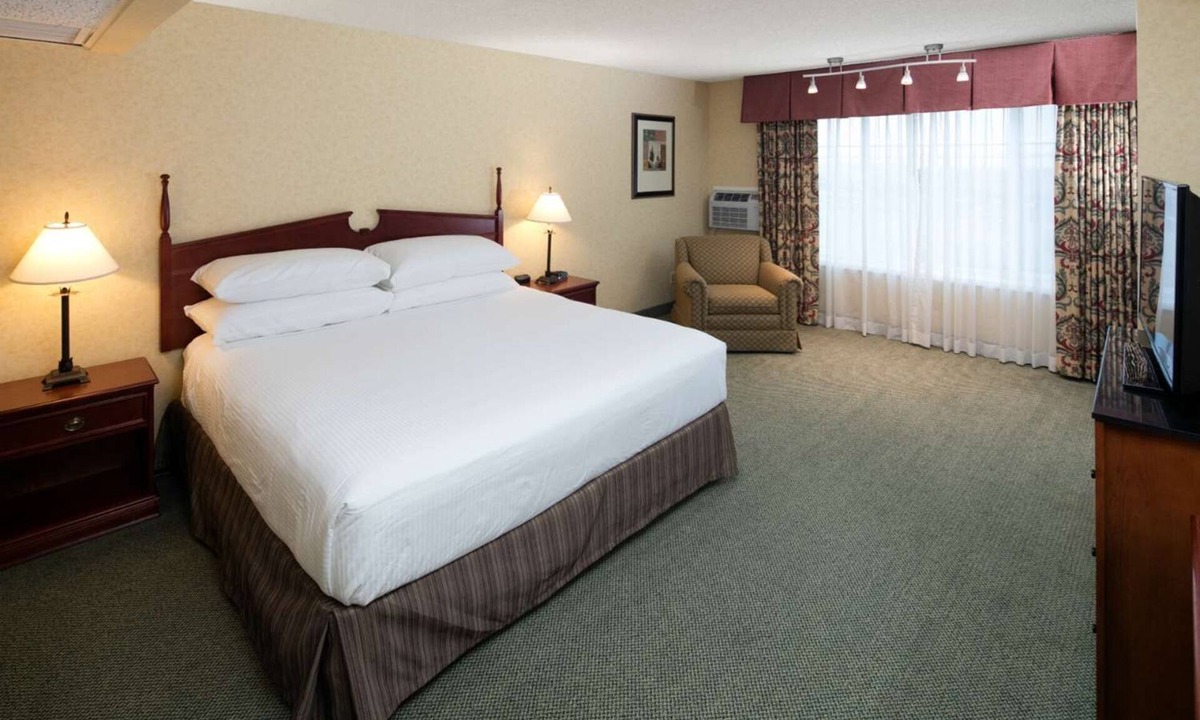 Downtown Hotel | Spacious Room with King Bed + Microwave & Fridge - Explore Arcata Bay!