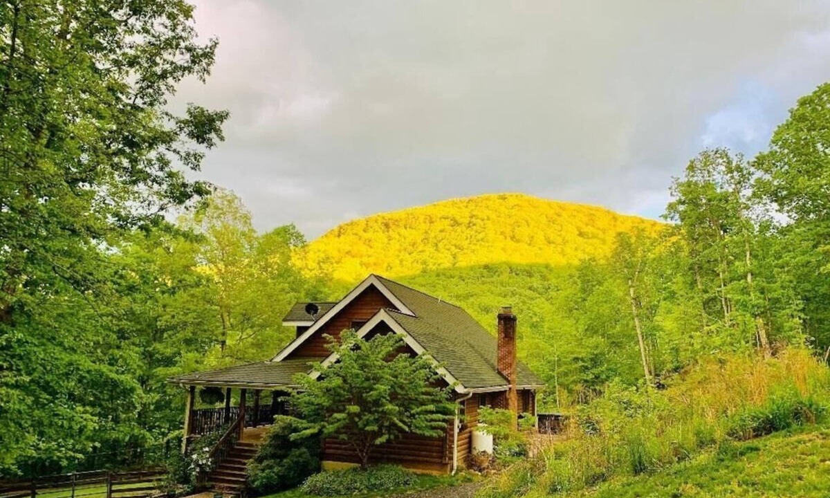 Elkton House | Stunning Mountain Views, Hot Tub, Indoor and Outdoor Fireplace, and Game Room!