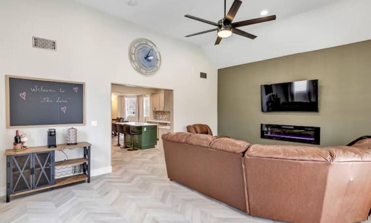 Cleveland House | Stylish 3 Bedroom 3 Full Bathrooms Near Lake Erie