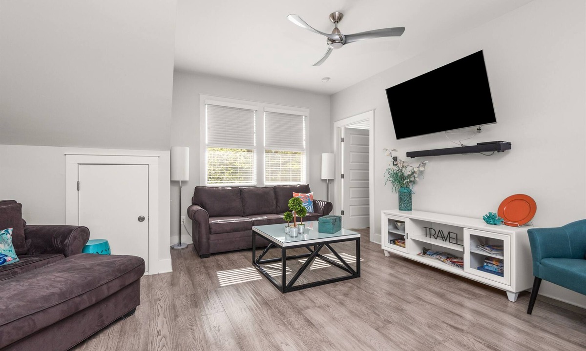 Eastwood House | Sunny Guest House With Yard & Balconies