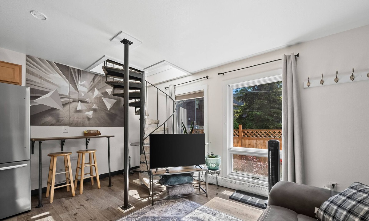 Fairview Apartment | The Alpenglow Loft - 1 Bed/1Bath- Radiant Charmer