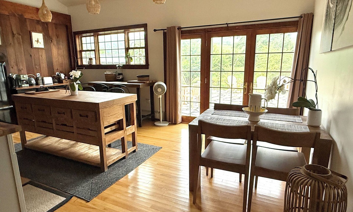 Cambridge House | The Kingfisher 2 BR "Where the Wild Things Are" Author's Retreat with Pickleball