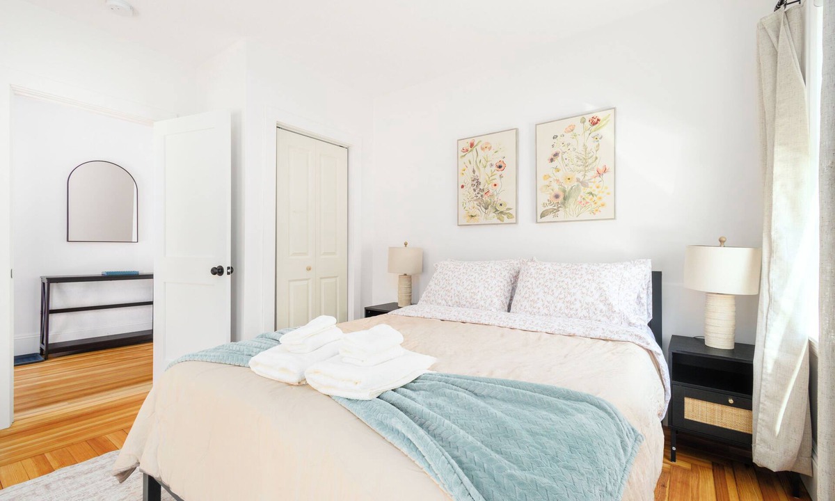 Milton House | The Milton Manor 3BR 1BA - Sleeps 6 - Unit 1