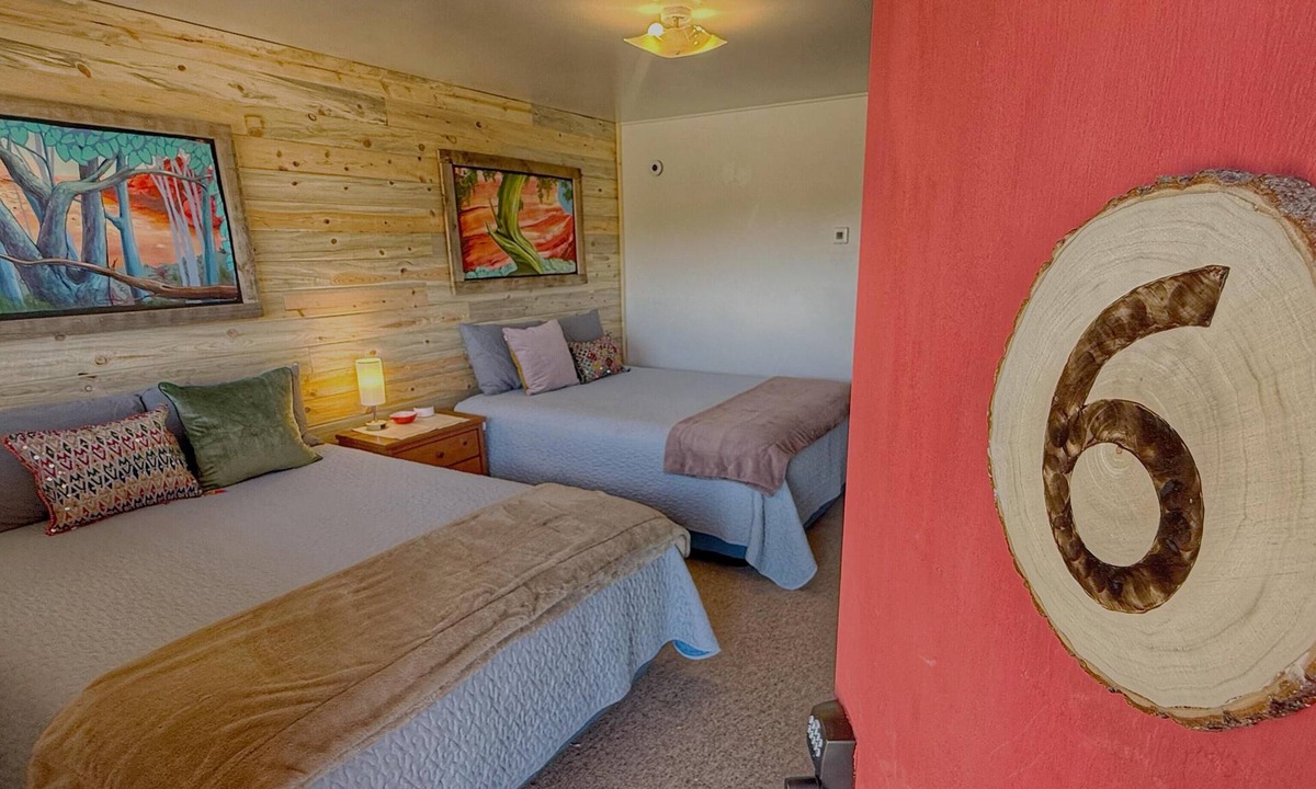 Bluff Hotel | The Mokee Motel (Room 6)