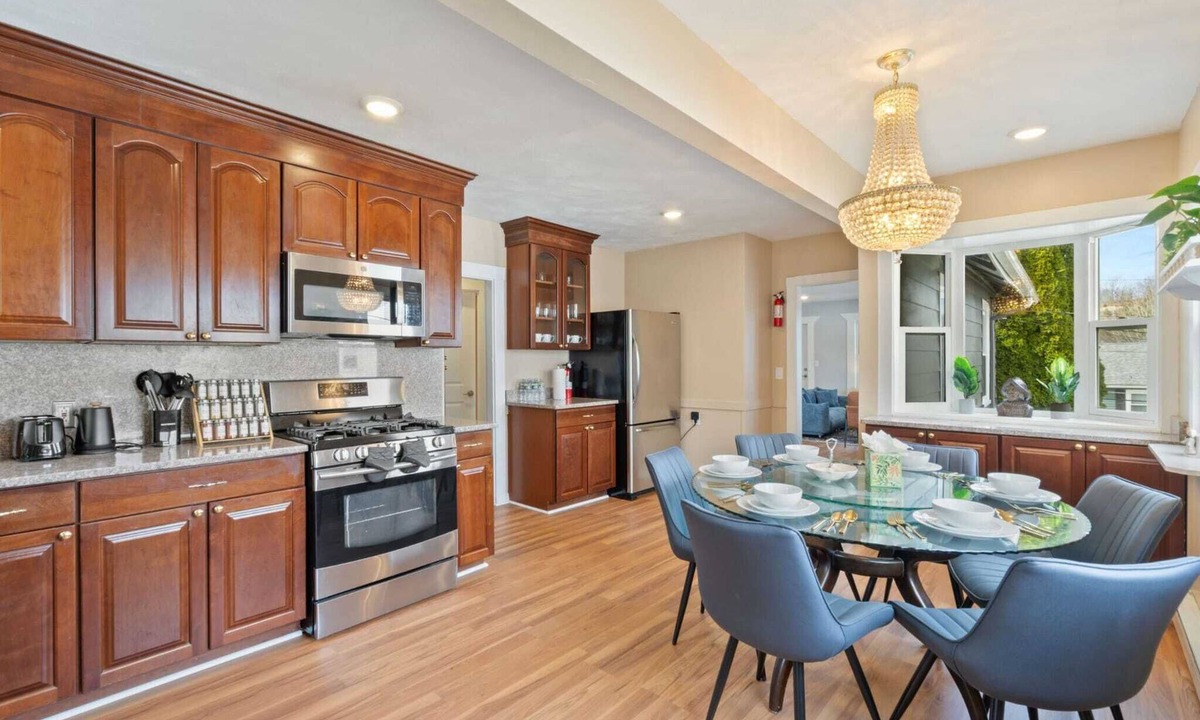 Medford House | The Niche: A cozy perfection! Newly Renovated Family Friendly! Near Boston