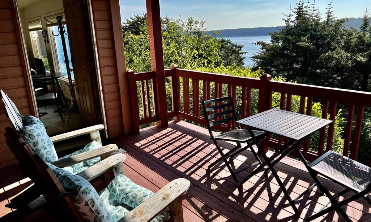 Kodiak House | The Peregrine Private Suite - Comfort and Luxury in the Heart of Kodiak