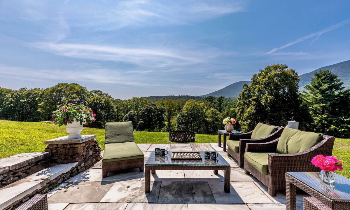 Manchester House | The Privacy of a home & Perks of a Resort! Pool, Tennis, Views, Dogs, 6 baths!