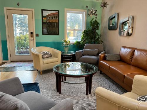 Kodiak House | The Spruce Cape Collective - 5 Bed - House with Fireplace