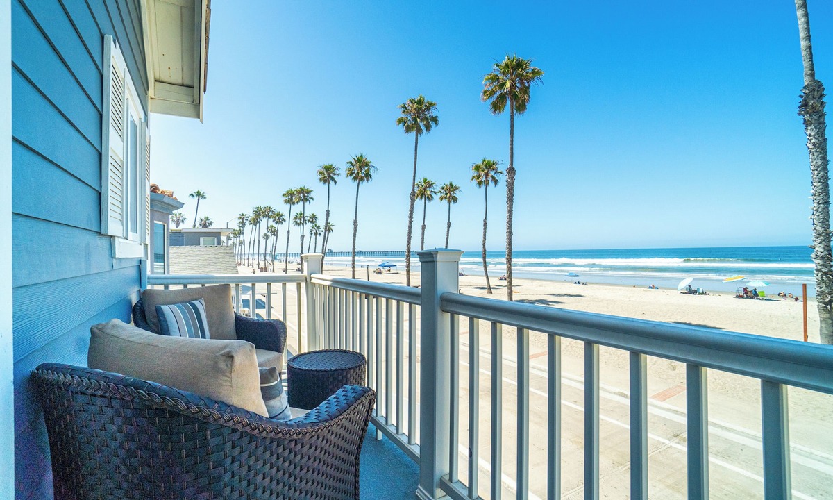 Townsite House | The Strand 920 Beach House.
