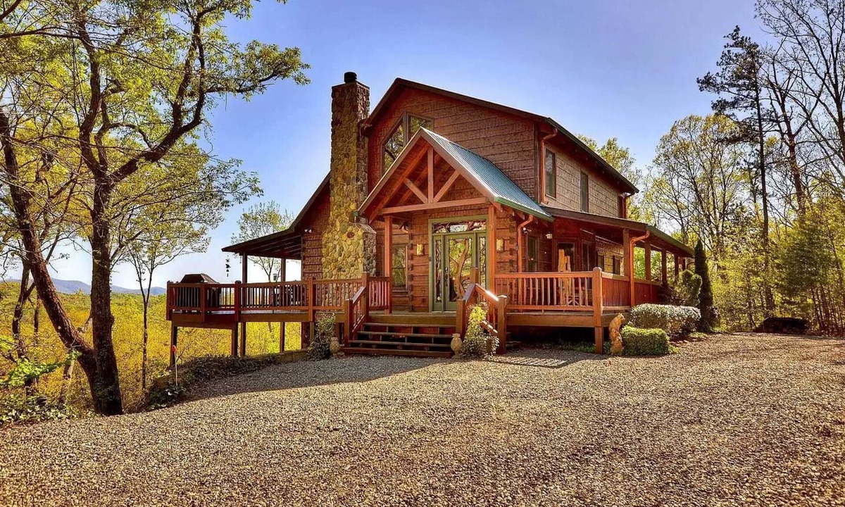 Morganton House | Three Spring Lodge - 180° Mountain Views · Hot Tub · 3 King Suites · Sleeps 8