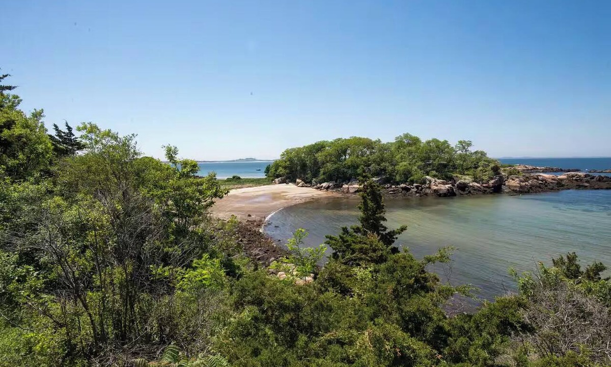 Gloucester House | Timeless Seaside Estate: 3 Lodgings, Private Beach